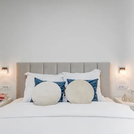 Apartment Vibrant Oasis In The Center Of The