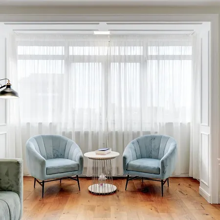 Vibrant Oasis In The Center Of The Apartament