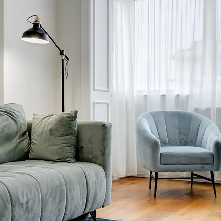 Vibrant Oasis In The Center Of The * Bukarest