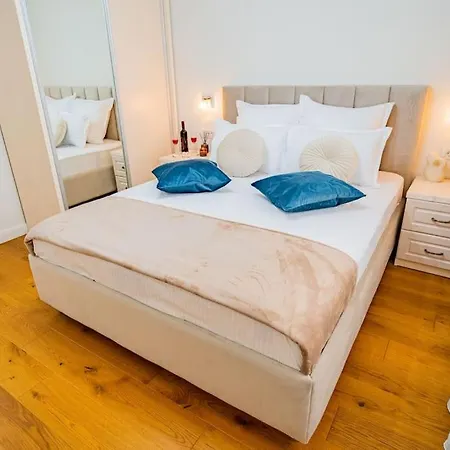 Vibrant Oasis In The Center Of The * Boekarest