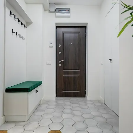 Vibrant Oasis In The Center Of The * Boekarest